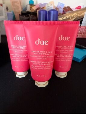 THREE 1 fl oz Dae styling cream